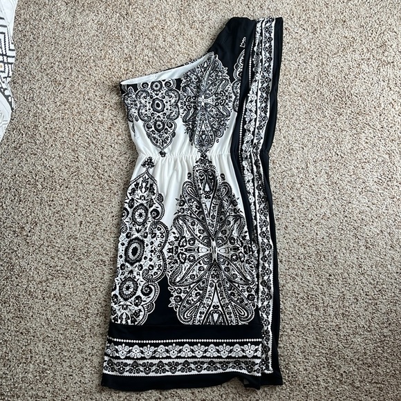 New York & Company Black and White One-Shoulder Dress - Picture 3 of 9